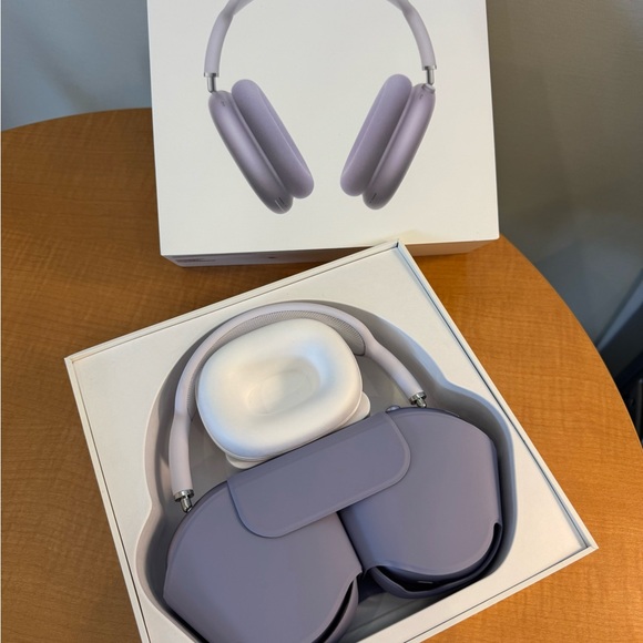 Apple Other - Apple AirPods Max in Soft Purple